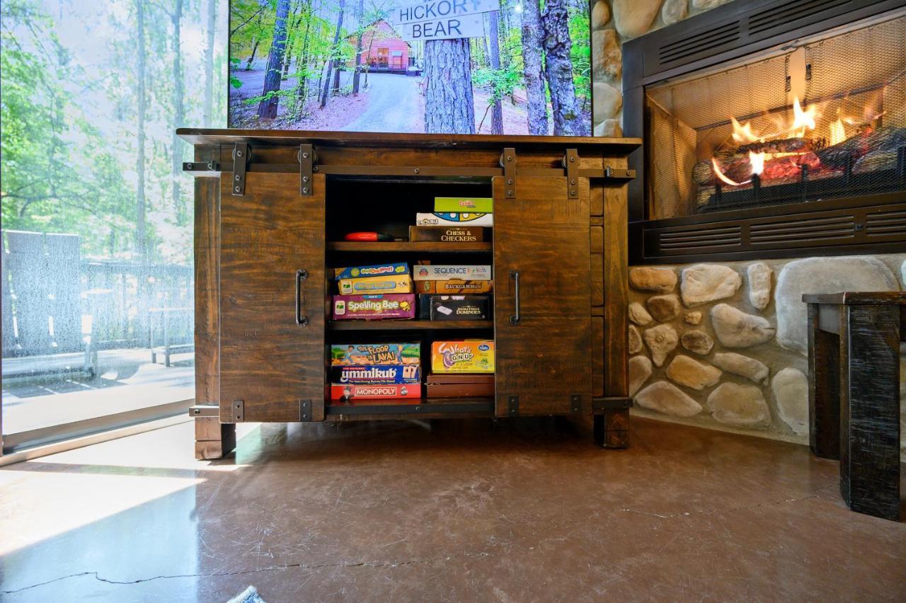 Hickory Bear - Cabin Surrounded By Pines, Sleeps 10, Hot Tub, Fire Pit, Arcade, Foosball Table & Deck Slide Broken Bow Zewnętrze zdjęcie